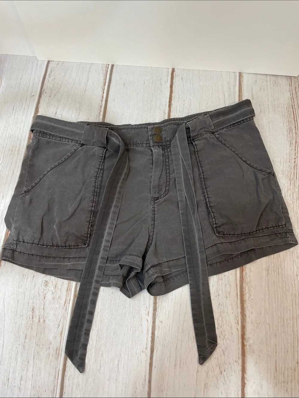 Free People Shorts Casual Tie-Belt Size 8 Charcoal Gray 100% Tencel Distressed